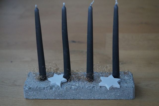 Adventsblock mit dünnen Kerzen