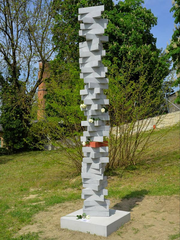 Stele des Mahnmal in Gedenken an KZ Mauthausen in Zusammenarbeit mit dem Gedenkbüro Mauthausen und den Künstlern Mischa Guttmann und Roman Spiess