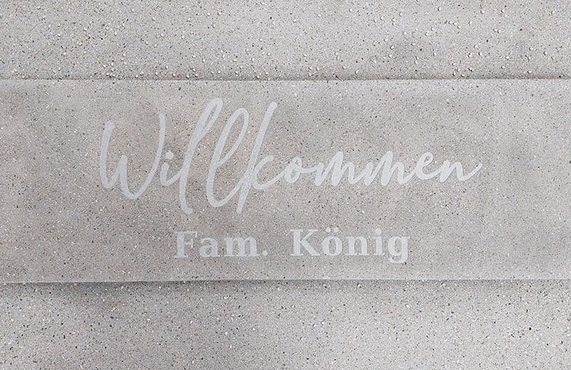 Personalisierte Bodenplatte für Familie König, produziert von BK Forchtenstein