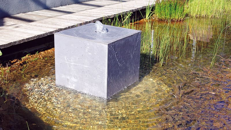 Betonbrunnen Sonderanfertigung für einen Teich