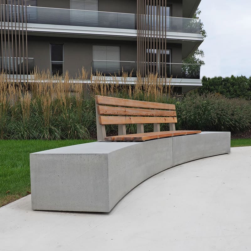 Sitzbank aus Beton mit Holzauflage, hergestellt von BK Forchtenstein
