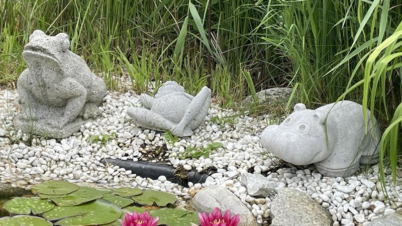 Frösche und Nilpferd aus Beton als Dekoration für den Teich, hergestellt von BK Forchtenstein
