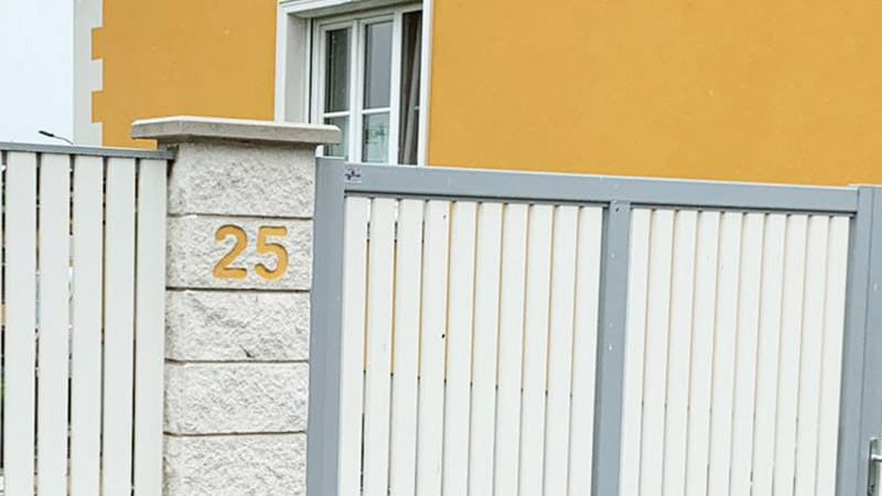 Hausnummer in Pfeilerstein mit Glaseinsatz in der passenden Farbe zur Hausfassade integriert