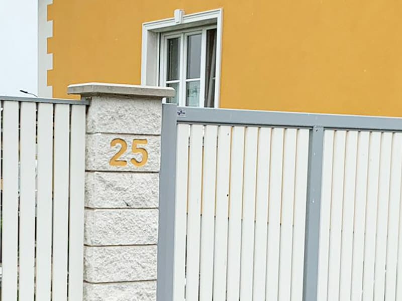 Hausnummer 25 in Pfeilmauerstein gefräst und gelb eingefärbt