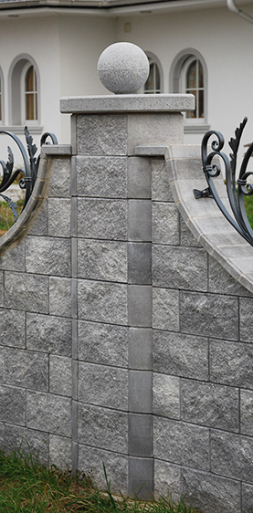 Einfriedung mit Abdeckplatte aus Beton in Grau Schwarz Weiß marmoriert mit kugel drauf BK