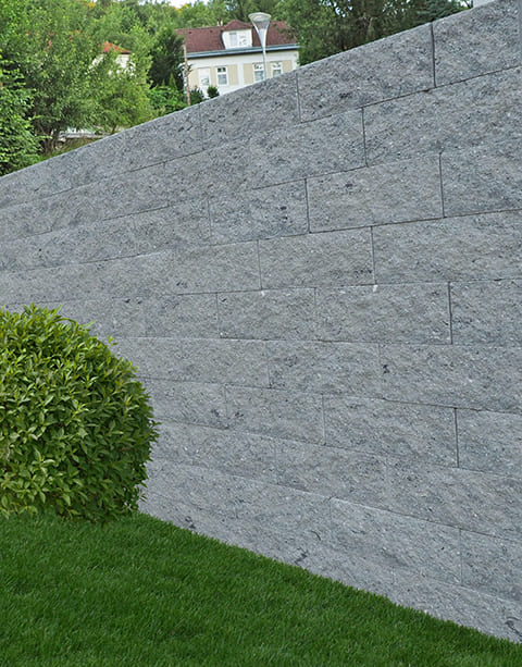 Wand aus dem natürlichen Mauerstein in Grau Schwarz marmoriert gebrochen ohne Fase BK