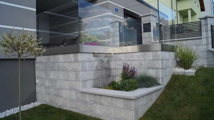 Mauerstein Grau Schwarz Weiß marmoriert gestreift gebürstet aus Beton mit Wasserfall, bepflanzt BK
