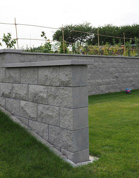 Mauersteine Grau Schwarz marmoriert gebrochen mit Fase im Garten BK