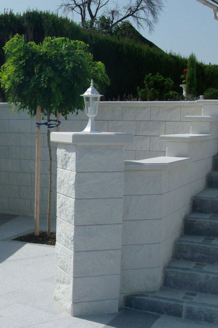 Mauersteine Weiß gespalten aus Beton, Zaun und Treppe BK
