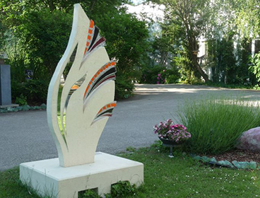Individuelle Gartendeko, Beton-Skulptur, Flamme mit Glas und Spiegel, Weiß, bunt von BK