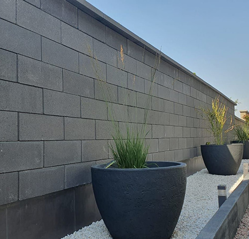 Stackton Mauer als Sichtschutz in Anthrazit Grau, modern mit Kies, aus Beton von BK