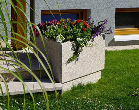 Dreieckiger Blumenkasten im Garten, Creme-Beige aus Beton von BK