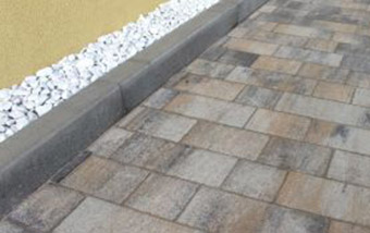 Gehweg mit Betonpflaster und Einfassungssteinen aus Beton in Grau und weißem Kies von BK
