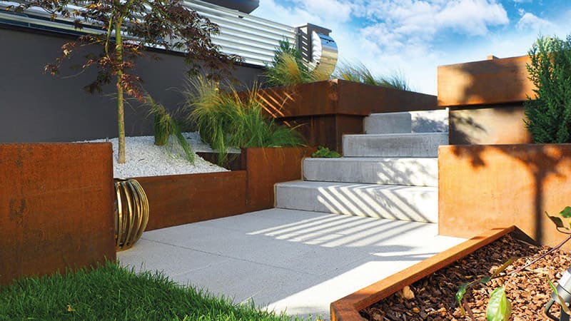 Gartenabgang aus Blockstufen, Stiege, Normstufe in Schwarz-Weiß-Grau-Zementgrau marmoriert sandgestrahlt aus Beton von BK