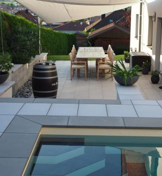 Terrassenplatten als Poolumrandung mit Stufen aus der Bodenplatte die Dünne in Granitgrau, Grau-Weiß-Schwarz, marmoriert, modern, leicht BK