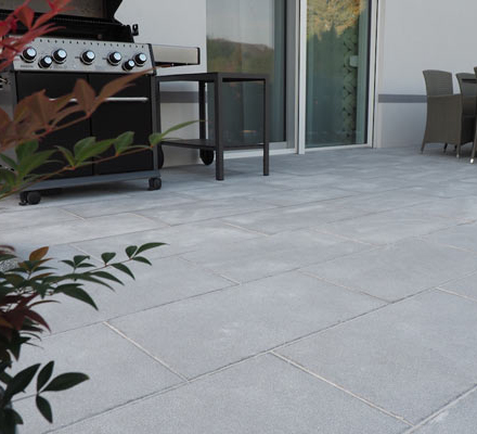 Terrassenplatten Granitgrau rechteckig fein gestrahlt strukturiert leicht modern von BK