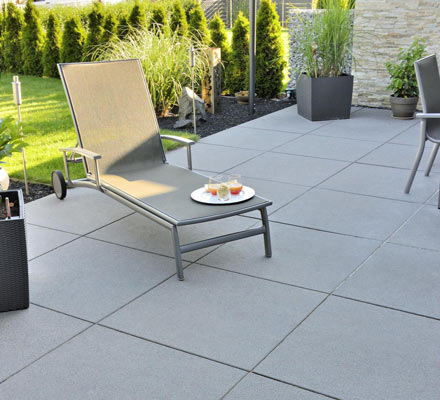 Terrasse mit großformatigen, quadratischen Platten in Granitgrau, marmoriert, fein gestrahlt, strukturiert, leicht und modern von BK 