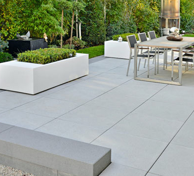 Gartenterrasse mit Platten im Großformat, quadratisch Grau-Weiß-Schwarz marmoriert, fein, gestrahlt, strukturiert, leicht modernes Design von BK